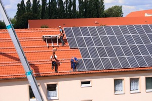  Bei der Modul-Montage müssen die Sicherheitsvorkehrungen beachtet werdenFoto: IBC-Solar 