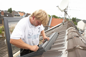 Bild 2Mit Hilfe eines Solar-Nachrüst-Sets kann der Dachhandwerker vorhandene, manuell bedienbare Dachfenster in kürzester Zeit als automatische Komfortlösungen einrichten 
