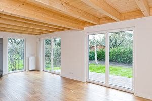  Große Fenstertüren lassen viel Licht ins Innere und geben aus fast allen Räumen den Weg in den Garten frei. Die Planung ist betont schlicht, das Thema Wohngesundheit stand im VordergrundFoto: Fermacell 