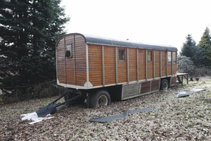  Der stark renovierungsbedürftige Zirkuswagen an seinem Fundort, einer Wiese in Tecklenburg 