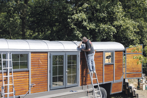 Auf die Dachbahn wird ein extrudiertes Kunststoffprofil aus dem Renolit Alkordesign-System aufgeschweißt 