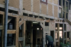  Hier arbeiten Zimmermann und Holz- und Bautenschützer eng zusammen. Links die vom Zimmermann neu eingesetzten Balken, rechts die alte erhaltenswerte Bausubstanz, die vom Holz- und Bautenschützer dauerhaft gegen Schädlinge geschützt wird 