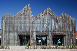 Die Fassade ist aus Treibholz und überdeckt wie ein Vorhang das gläserne Museum  