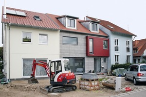  Das Reihenmittelhaus in Stegen ist fertig. Der rote Erker sorgt für Abwechslung in der Fassade
 