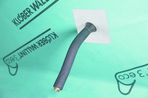  Die Anforderung an eine dichte Durchdringung der luftdichten Ebene gilt nicht nur für Rohrleitungen, sondern auch für Kabel, wie beispielsweise für den Anschluss von Photovoltaikmodulen
 