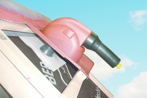  Für die luftdichte Ausführung der Dachdurchdringungen von Solarleitungen führt Klöber eine Dichtmanschette für Unterdeck- und Unterspannbahnen als Ergänzungsprodukt im Programm 
 