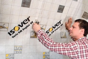  Als Arbeitshilfe zur Erstellung einer geeigneten Dachdurchdringung sind auf der Dampfbremsfolie Vario KM Duplex UV von Isover Schnittmarkierungen und eine Schritt-für-Schritt-Anleitung für das Erstellen einer passgenauen Rohrdurchdringungsmanschette aufgedruckt
 