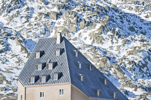  Das St. Gotthard Hospiz integriert sich als Teil der Landschaft  
