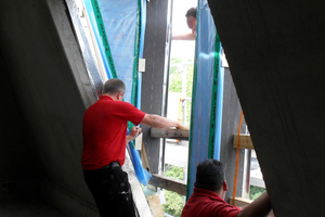  Einbau der Fertiggauben in Ludwigsburg: Ein Team vor Ort übernimmt die Montage 