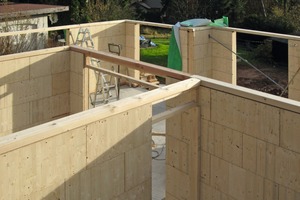 Bild 3Nach Plan werden die Holzkastenelemente zusammengesteckt, spezielle Rahmenhölzer schließen das Geschoss ab  