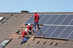  Immer noch sonnige Aussichten: Die Montage von PV auf Dächern schreitet trotz des voraussichtlichen Rückgangs der Einspeisevergütung voranFoto: IBC Solar 