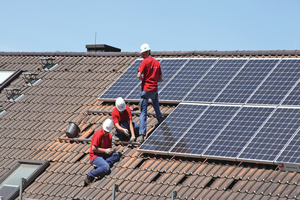  Immer noch sonnige Aussichten: Die Montage von PV auf Dächern schreitet trotz des voraussichtlichen Rückgangs der Einspeisevergütung voranFoto: IBC Solar 