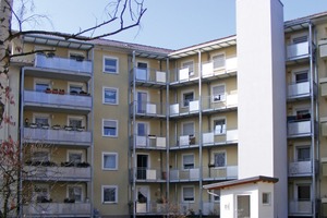  Das Mehrfamilienhaus in Kaiserslautern im Zuge der Sanierungsarbeiten. Die Balkone und der Aufzugsschacht sind hinzugekommen 