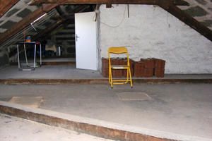  Typischer Dachboden, wie es ihn in vielen sanierungsbedürftigen Häusern gibt. Die Dachsparren sind von unten mit „Sauerkraut-Platten“ belegt und zum Teil verfugt wordenFotos: Marc Kaiser 