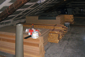  Vorbereitetes Material­lager auf dem Dachboden 