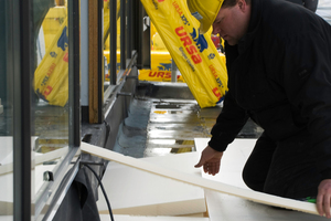  Handwerker verlegen XPS Platten auf der Dachabdichtung
 