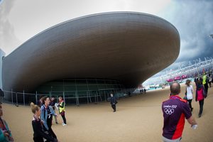  Die imposante Schwimmhalle Aquatics Center im Olympiapark in London mit der silbergrauen Patina 

 