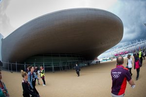  Die imposante Schwimmhalle Aquatics Center im Olympiapark in London mit der silbergrauen Patina Foto: dpa  