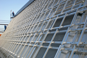  Vor dem Verlegen war ein aufwendiger Unterbau aus Aluminiumprofilen notwendig 

 