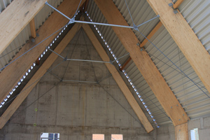 Auf das wasserführende Unterdach aus Kalzip-Sandwichelementen wurde eine Unterkonstruktion aus Aluminiumprofilen montiert Foto: Junk &amp; Reich Architekten 