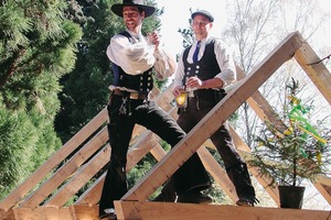  Zwei einheimische Rolandsbrüder (links Zimmerermeister, rechts Dachdeckergeselle) im Jahr 2002 beim zünftigen Richtspruch des Richtfestes des Bienenhauses im Botanischen Garten in Bielefeld
 