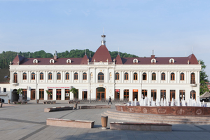  Auch dank der rotbraunen Dachraute von Prefa erstrahlt das monumentale Gebäude „Barok“ in neuem Glanz

 
