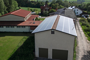 Auf dem Dach des Schützenhauses in Pullenreuth (Oberpfalz) erzeugt das Easy-In System umweltfreundlichen Sonnenstrom (Leistung von fast 27 Kilowatt peak). Die Indachlösung entlastet den Dachstuhl des Gebäudes, da Module die Dachziegel ersetzen  