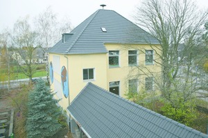  Die Winrich von Kniprode-Schule nach der Sanierung mit den umweltaktiven Dachsteinen 