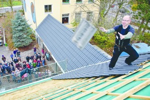  Die Harzer Pfanne 7 lässt sich trotz ihrer vergrößerten Deckfläche einfach und wirtschaftlich verlegen – und trotzdem auch gut werfen 