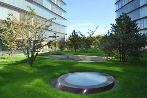 Das „Gartendeck“ ist auf etwa 6000 m² naturnah mit Rasen und Bäumen gestaltetFotos: Optigrün 
