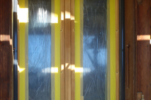  Das Glas wird abgeklebt, um Schäden zu vermeiden  Foto: Werren AG 