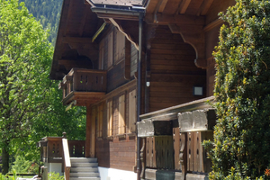  Das Doppelhaus in Gstaad wurde in den 1970er Jahren erbaut. Im Zuge eines Umbaus wurden seine Holzfassaden abgestrahlt Foto: Werren AG 