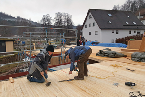  Decken werden mit den Wänden verschraubt 