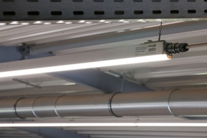  Das LED-Hallen-Lichtband Redox ist mit dem D-Zeichen für den Einsatz in feuergefährdeten Betriebsstätten mit hoher Staubbelastung geeignet Foto: Wasco 