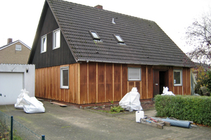  alte Fertighaus mit morschen Spanplatten an der Fassade 