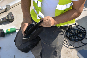  Handwerker mit SitaAirstop Bauteil 