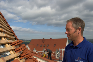  DDM Jürgen Gail erklärt das Einbinden eines Dachhakens mit Kupfergrundplatte  Foto: Rüdiger Sinn 