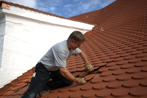  Dachdecker Jürgen Lindemann deckt einen Bereich der Dachfläche im Steckverfahren ein Foto: Rüdiger Sinn 