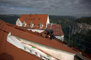  Dachdecker Peter Maier beim Eindecken einer Schleppgaube an der Hauptbastion Foto: Rüdiger Sinn 