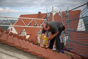  Dachdecker Peter Maier beim Eindecken einer Schleppgaube an der Hauptbastion Foto: Rüdiger Sinn 