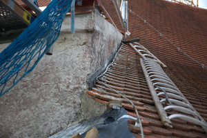  Schleppgaube auf der Südseite der Hauptbastion. Hier wurde bei einer früheren Sanierung nicht sauber gearbeitet, Wasser kann hier in die Konstruktion dringen und diese schädigen Foto: Rüdiger Sinn 