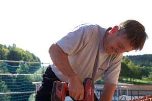  Jürgen Lindemann verschraubt die Grundplatte auf der dazu gefügten Lattung  Foto: Rüdiger Sinn 