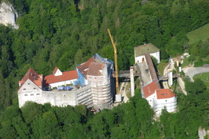  In der Luftaufnahme ist links vom Kran die Hauptbastion zu sehen. Die Südseite ist abgedeckt und wird gerade neu eingelattet  Foto: Wilfried Riester 