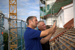  Dachdeckermeister Jürgen Gail (links) im Gespräch mit Creaton-Fachberater Robert Jäger  Foto: Rüdiger Sinn 