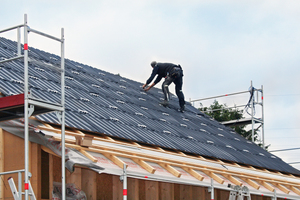  Auf das Metalldach brachten die Handwerker die Befestigung für die PV-Anlage an Foto: Jürgen Mohr 