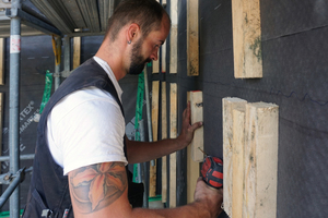   Latten an der Fassade, die später die Lärchenholzfassade tragen 