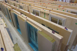  Vorgefertigte Holzwände im Werk mit Fenstern und aufmontierter Dämmung 