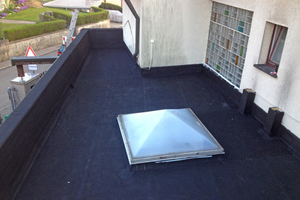  Einsatz von ?Resitrix SK W? auf einem Bitumen-Altdach, das als Terrasse genutzt wird Foto: Carlisle 