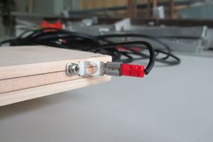  Messstellen-Kontaktierung: Die Drahtgitter des H₂O Wood-Controller sind schon in den Schichten des Holzes eingeklebt 