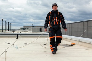  Mit permanenten Seilsicherungssystemen sind Dachhandwerker durchgängig gesichert, ohne sich neu anschlagen zu müssen 